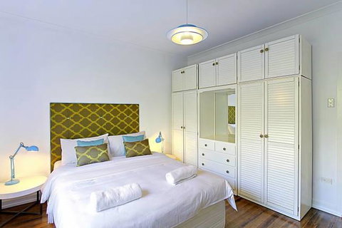 Ron's Beach House - ACT Tourism 1