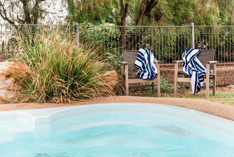 Saltbush Retreat - ACT Tourism 1