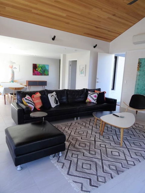 Salty Lark Beach House - ACT Tourism 3