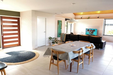 Salty Lark Beach House - ACT Tourism 1