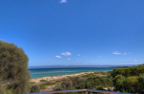 Sandbar Beach House - ACT Tourism 3
