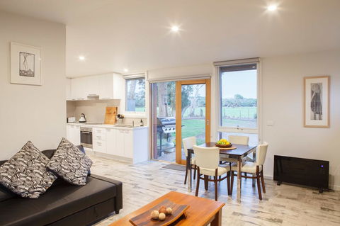 Sandy Point Hideaway - ACT Tourism 0