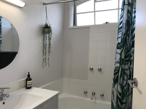 Santa Monica Apartment - ACT Tourism 1