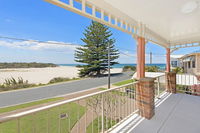 SEASCAPE - An Enticing Lakeside Escape