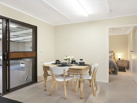 Silky Oak Cottage - Cosy With Country Views - ACT Tourism 3