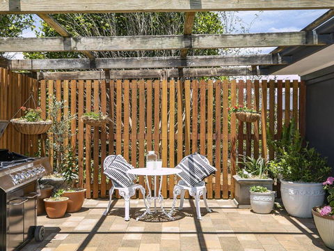 Silky Oak Cottage - Cosy With Country Views - ACT Tourism 1
