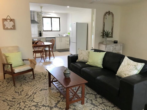 Sinclair - Rainbow Beach, Modern Beach House Close To Everything, Free Wi-Fi - ACT Tourism 3