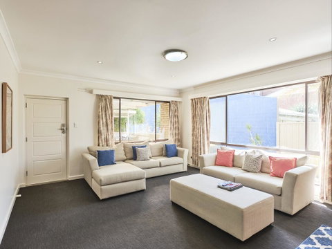 Skymirror Villa - ACT Tourism 2