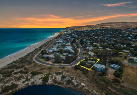 Socks 'n' Sandals - 34 Riverview Drive - ACT Tourism 1