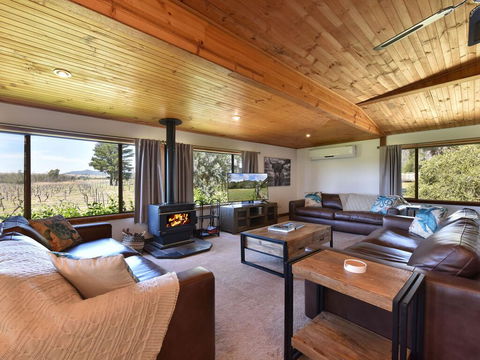 Soldiers Cottage Picturebook Vineyard Home - ACT Tourism 1