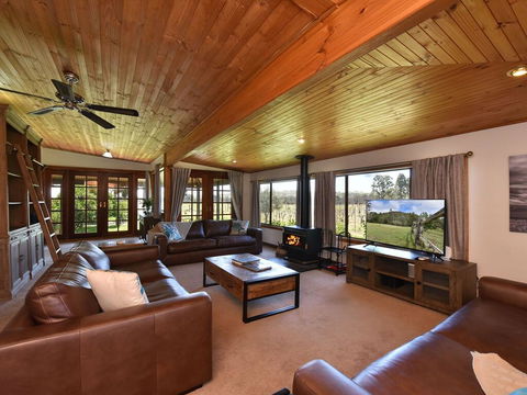 Soldiers Cottage Picturebook Vineyard Home - ACT Tourism 2
