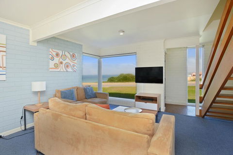 South Seas Beachfront Apartments - ACT Tourism 3