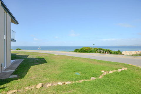 South Seas Beachfront Apartments - ACT Tourism 1