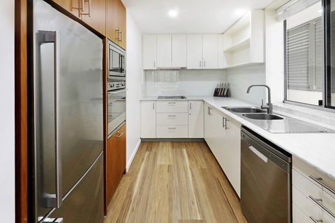 Space Holiday Apartments - ACT Tourism 3
