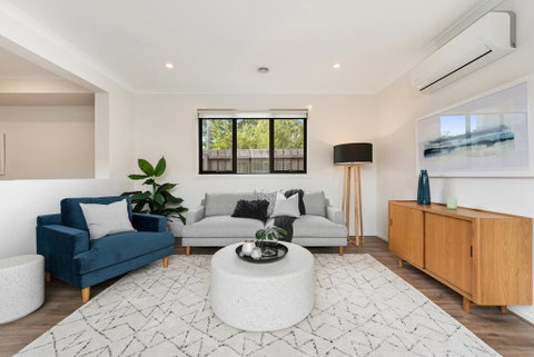 Spacious 4-Bed House With Parking And Backyard - ACT Tourism 2