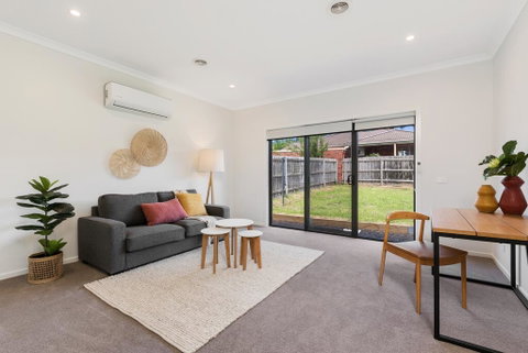 Spacious 4-Bed House With Parking And Backyard - ACT Tourism 3