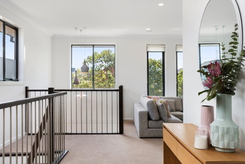 Spacious 4-Bed House With Parking And Backyard - ACT Tourism 1