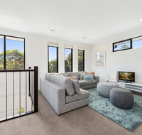 Spacious 4-Bed House with Parking and Backyard - ACT Tourism