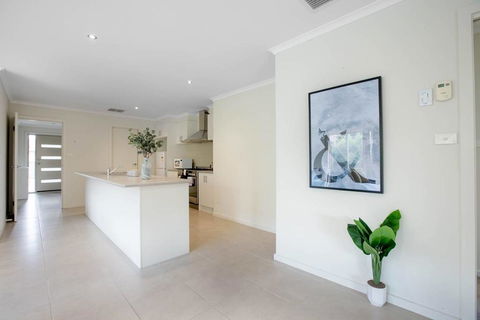 Spacious Lovely 5Beds Home@Point Cook - ACT Tourism 3