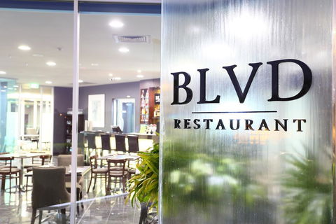 Springfield Lakes Boutique Hotel - ACT Tourism 3