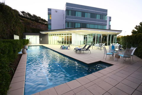 Springfield Lakes Boutique Hotel - ACT Tourism 0