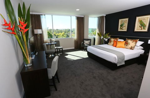Springfield Lakes Boutique Hotel - ACT Tourism 1