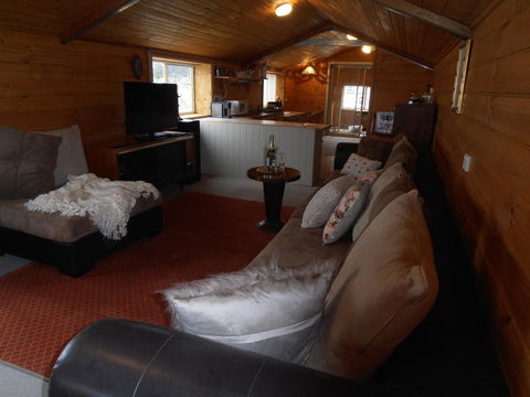 Springmead Rustic Cabin - ACT Tourism 3