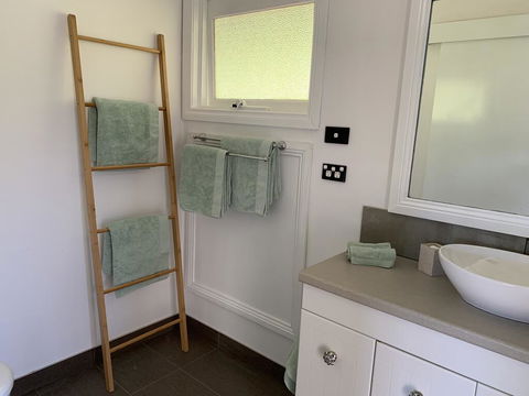 Stephanies Country Cottages - ACT Tourism 3