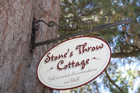 Stone's Throw Cottage Bed And Breakfast - ACT Tourism 1