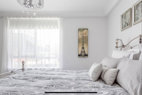 Stunning Burleigh Beach Apartment - ACT Tourism 3