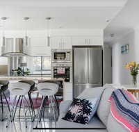 Stunning Burleigh Beach Apartment - ACT Tourism