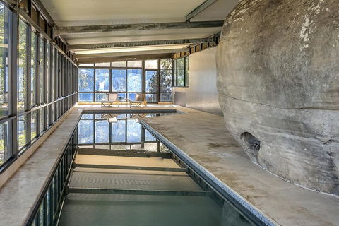 STUNNING CLIFF TOP HOME // POOL & GAMES - ACT Tourism 3