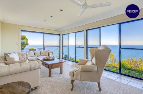 STUNNING CLIFF TOP HOME // POOL & GAMES - ACT Tourism 0