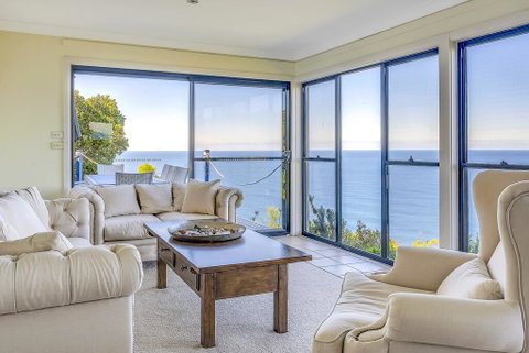 STUNNING CLIFF TOP HOME // POOL & GAMES - ACT Tourism 2