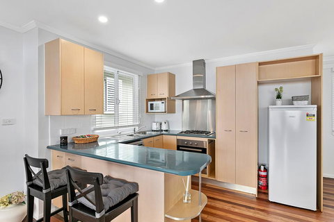 Stunning Family Escape On The Point With Bay Views - ACT Tourism 1