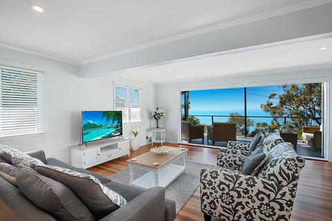 Stunning Family Escape On The Point With Bay Views - ACT Tourism 0