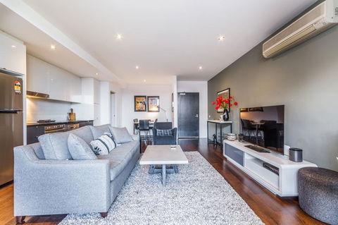 Stylish 2-bed 2 Bath With Free Parking, Pool, Gym, Wifi - ACT Tourism 3