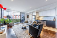 Stylish 2-bed 2 bath with free parking pool gym wifi