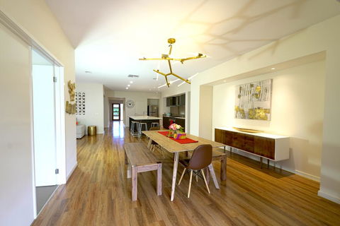 Stylish Luxe House For Big Group Near Shopping Center - ACT Tourism 0