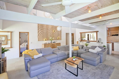 Stylish Luxury Home To Fit The Whole Family - ACT Tourism 2