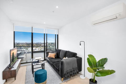 Stylish One-Bed Apartment With Balcony And Parking - ACT Tourism 0