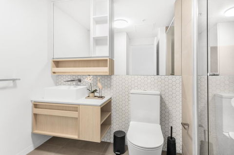 Stylish One-Bed Apartment With Balcony And Parking - ACT Tourism 3