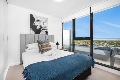 Stylish One-Bed Apartment With Balcony And Parking - ACT Tourism 1