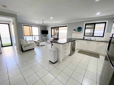 STYLISH RESIDENCE, LARGE PRIVATE YARD - CLOSE TO DREAMWORLD - ACT Tourism 2