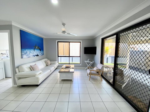 STYLISH RESIDENCE, LARGE PRIVATE YARD - CLOSE TO DREAMWORLD - ACT Tourism 0