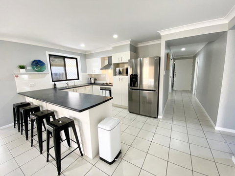 STYLISH RESIDENCE, LARGE PRIVATE YARD - CLOSE TO DREAMWORLD - ACT Tourism 3
