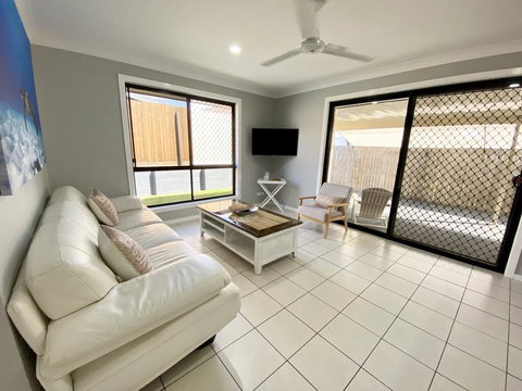 STYLISH RESIDENCE, LARGE PRIVATE YARD - CLOSE TO DREAMWORLD - ACT Tourism 1