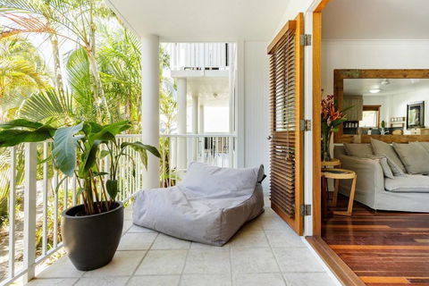 Stylish Tropical Oasis Apartment With Hot Tub And Four Pools - ACT Tourism 0
