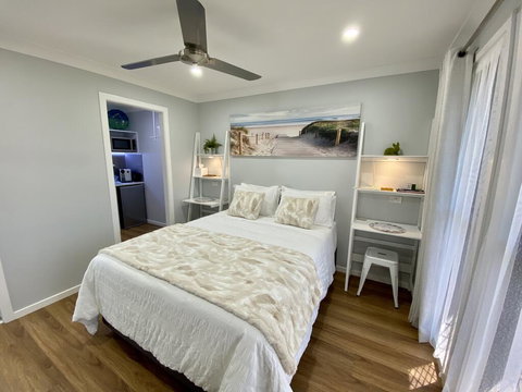 STYLISH UNIT - CLOSE TO DREAMWORLD - ACT Tourism 1