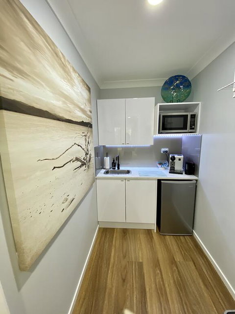 STYLISH UNIT - CLOSE TO DREAMWORLD - ACT Tourism 3